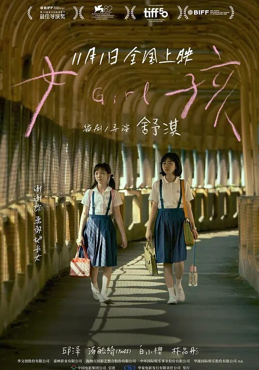 灌翻女邻居不顾幼儿园孩子在家按在床上使劲爆操女邻居大屁股 - 小土豆